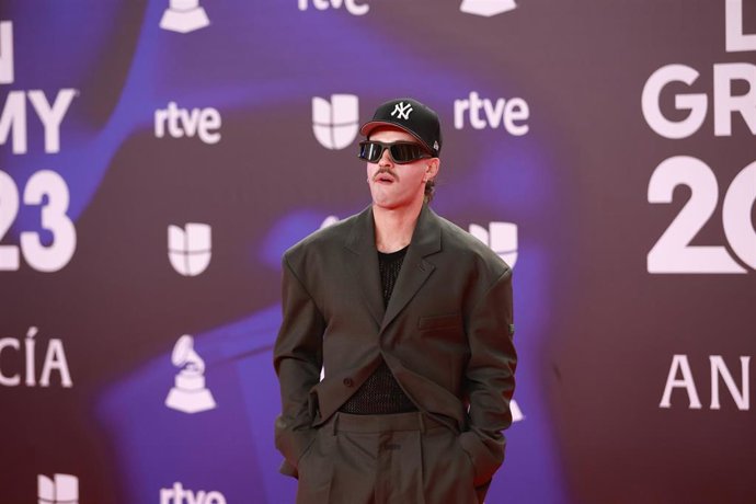 Archivo - Feid posa durante el photocall previo a la gala de entrega de los Latin Grammy 2023, en el Palacio de Congresos de Sevilla, en una foto de archivo