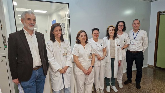 De izquierda a derecha, el gerente del Sespa, Aquilino Alonso, la jefa de Servicio de Farmacia del Hospital de Jarrio,Tania Rubio, acompañados por todo el personal del servicio.