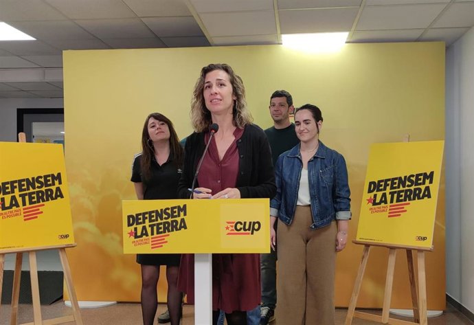 La candidata a la Presidencia de la Generalitat de la CUP, Laia Estrada, en rueda de prensa junto con miembros de su candidatura para el 12M