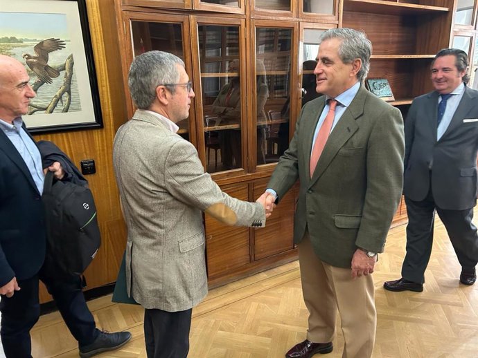 El consejero de Gestión Forestal y Mundo Rural, Ignacio Higuero, a la derecha, saluda al secretario de Estado de Medio Ambiente, Hugo Morán.