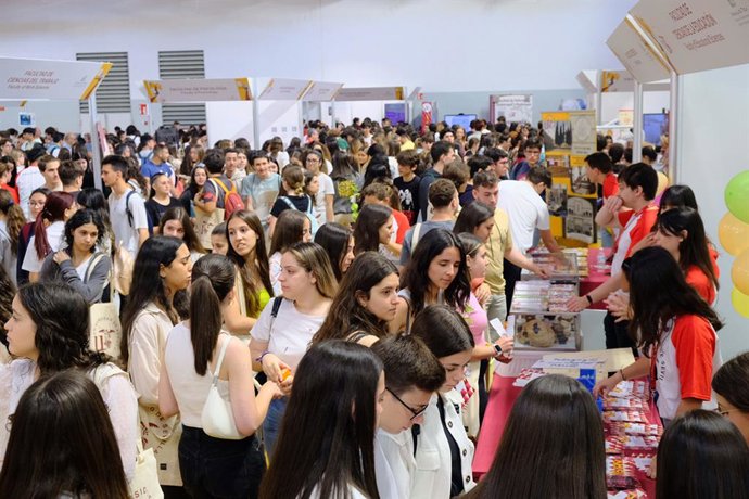 Archivo - Imagen de archivo del Salón del Estudiante de la Universidad de Sevilla.