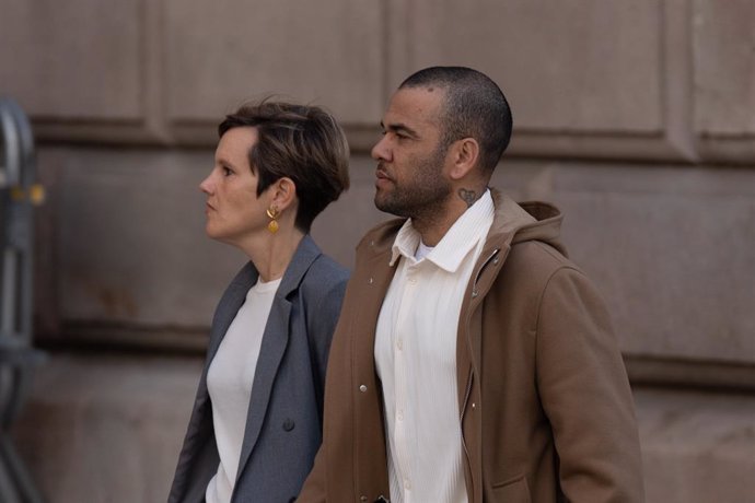 El futbolista Dani Alves i la seva advocada, Inés Guardiola