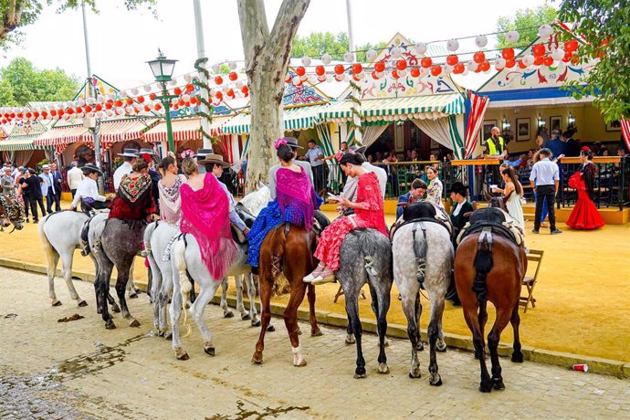 Archivo - Caballistas en la Feria de Sevilla. Imagen de archivo.