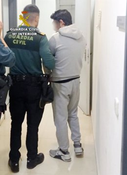 Imagen del detenido, custoriado por la Guardia Civil