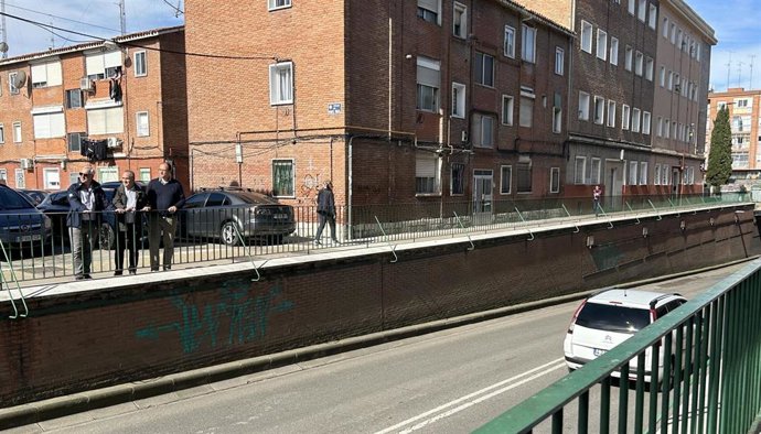 El concejal de Medio Ambiente, Alejandro García Pellitero, junto al túnel de Vadillos ya reabierto al tráfico.