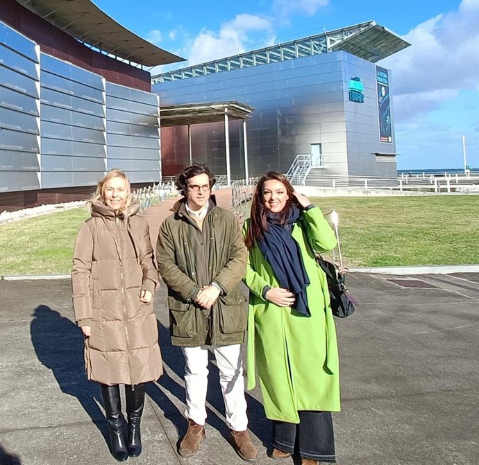 Archivo - La portavoz del Grupo Municipal de Vox en el Ayuntamiento de Gijón, Sara Álvarez Rouco (izda),  el  presidente de Vox Asturias y diputado nacional, José María Figaredo, y la portavoz de Vox en el Principado de Asturias, Carolina López.