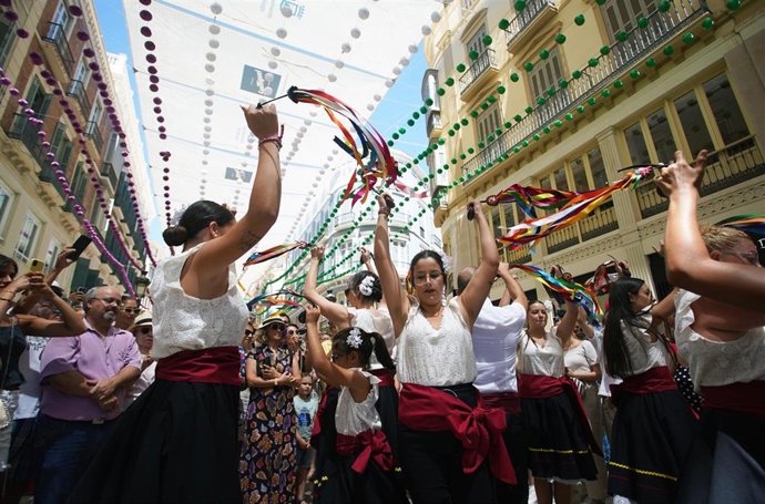 Archivo - Varias pandas de verdiales en  la Feria de Málaga