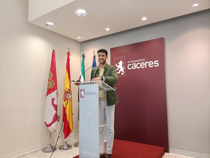 El portavoz del Gobierno local de Cáceres, Ángel Orgaz, en rueda de prensa