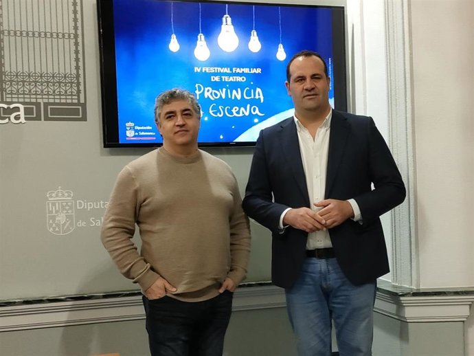 El diputado provincial de Cultura en Salamanca, David Mingo (d), y el representante de Civitas, Manuel González (i), en la presentación del festival
