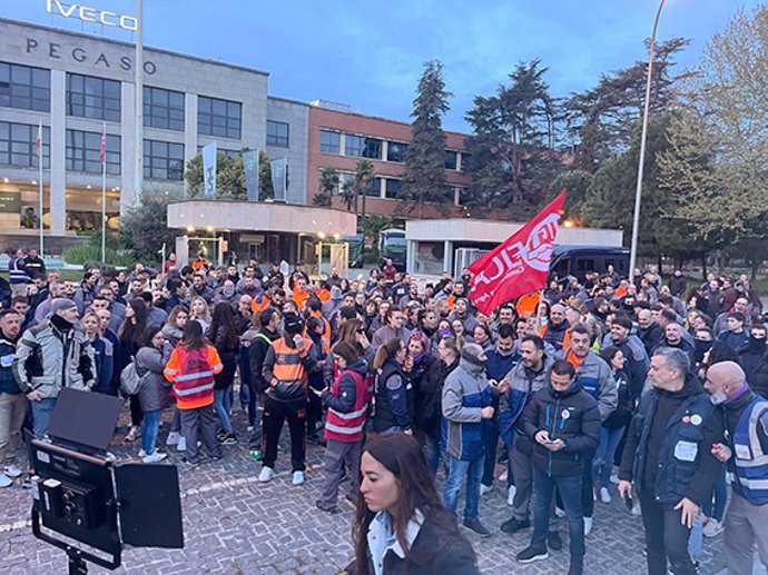 UGT ve un "éxito rotundo" la asistencia de 3.000 empleados a la primera jornada de huelga de Iveco.