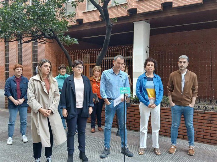El candidato por Bizkaia y secretario de Libertades Democráticas de EH Bildu, Julen Arzuaga, junto a otros representantes de la coalición soberanista en un acto en el callejón de María Díaz de Haro de Bilbao.