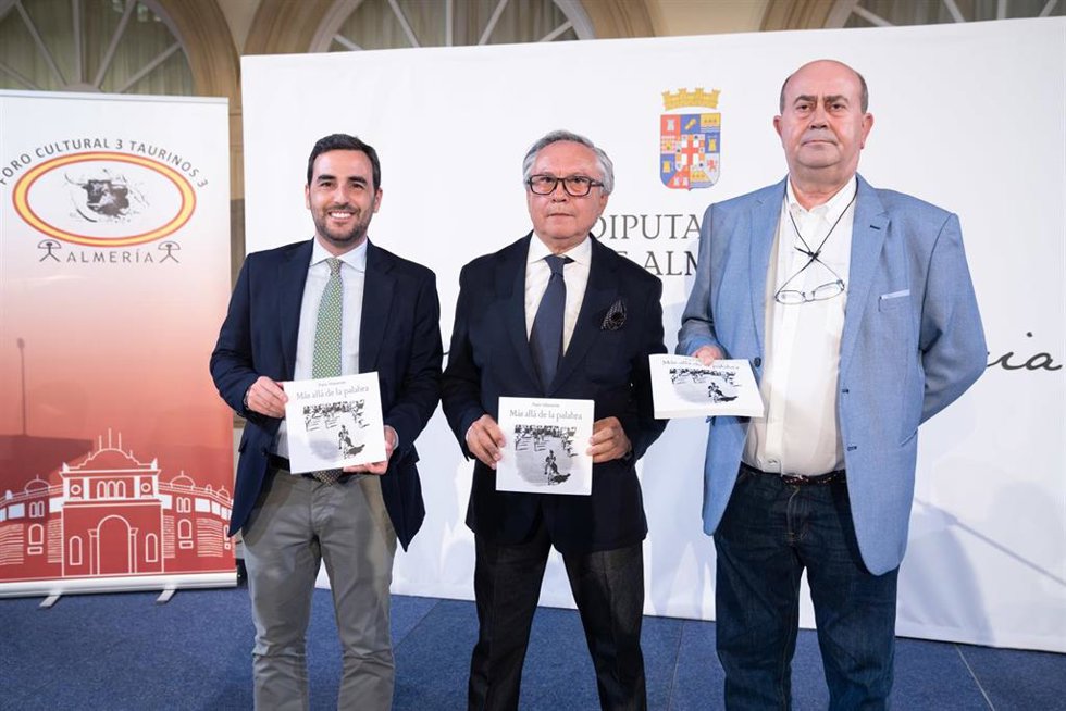 Presentación de 'Más allá de la palabra', de Paco Villaverde.