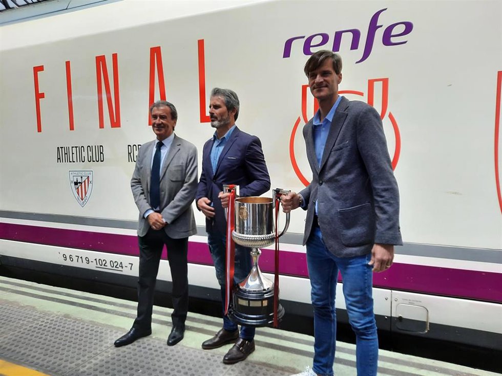 Un directivo de Renfe junto a Rafa Alkorta, exjugador del Athletic Club, y Leo Franco, exjugador del RCD Mallorca, posando junto al trofeo de la Copa del Rey.