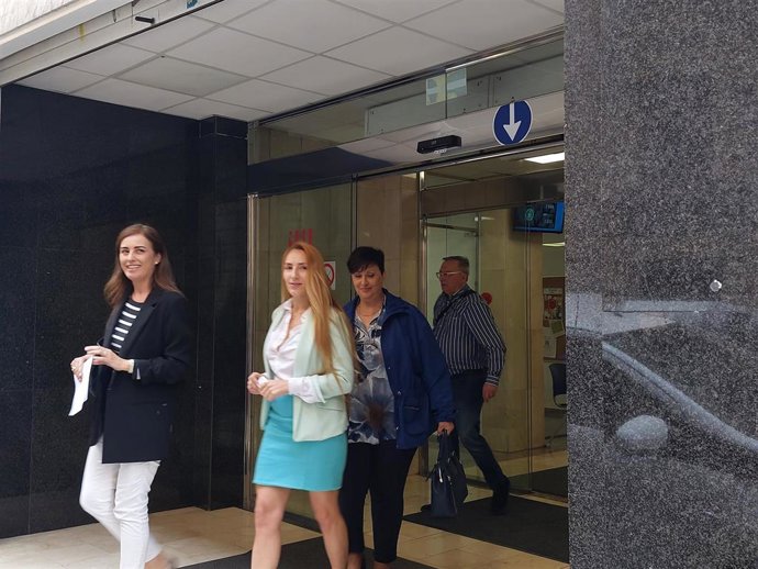 La portavoz parlamentaria de Vox, Idoia Ribas, junto a la presidenta del Partido y diputada, Patricia de las Heras, y la también diputada Maria José Verdú.