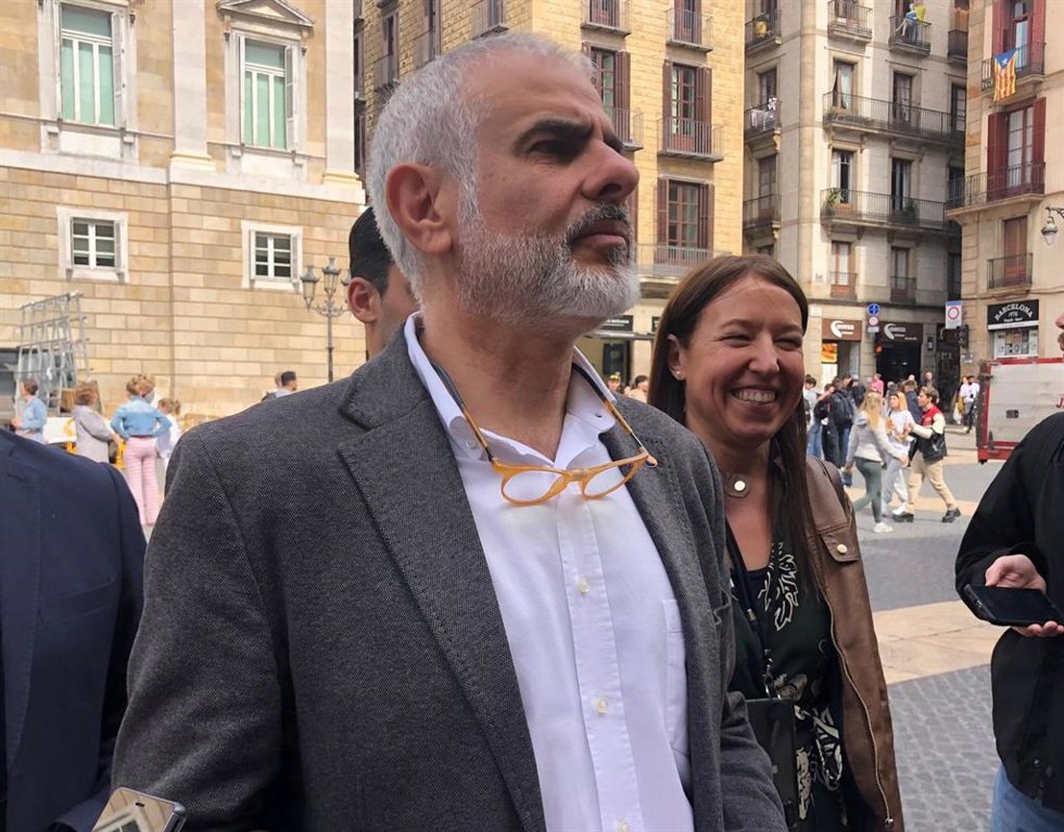El líder de Cs en Catalunya, Carlos Carrizosa, en declaraciones a periodistas ante el Palau de la Generalitat