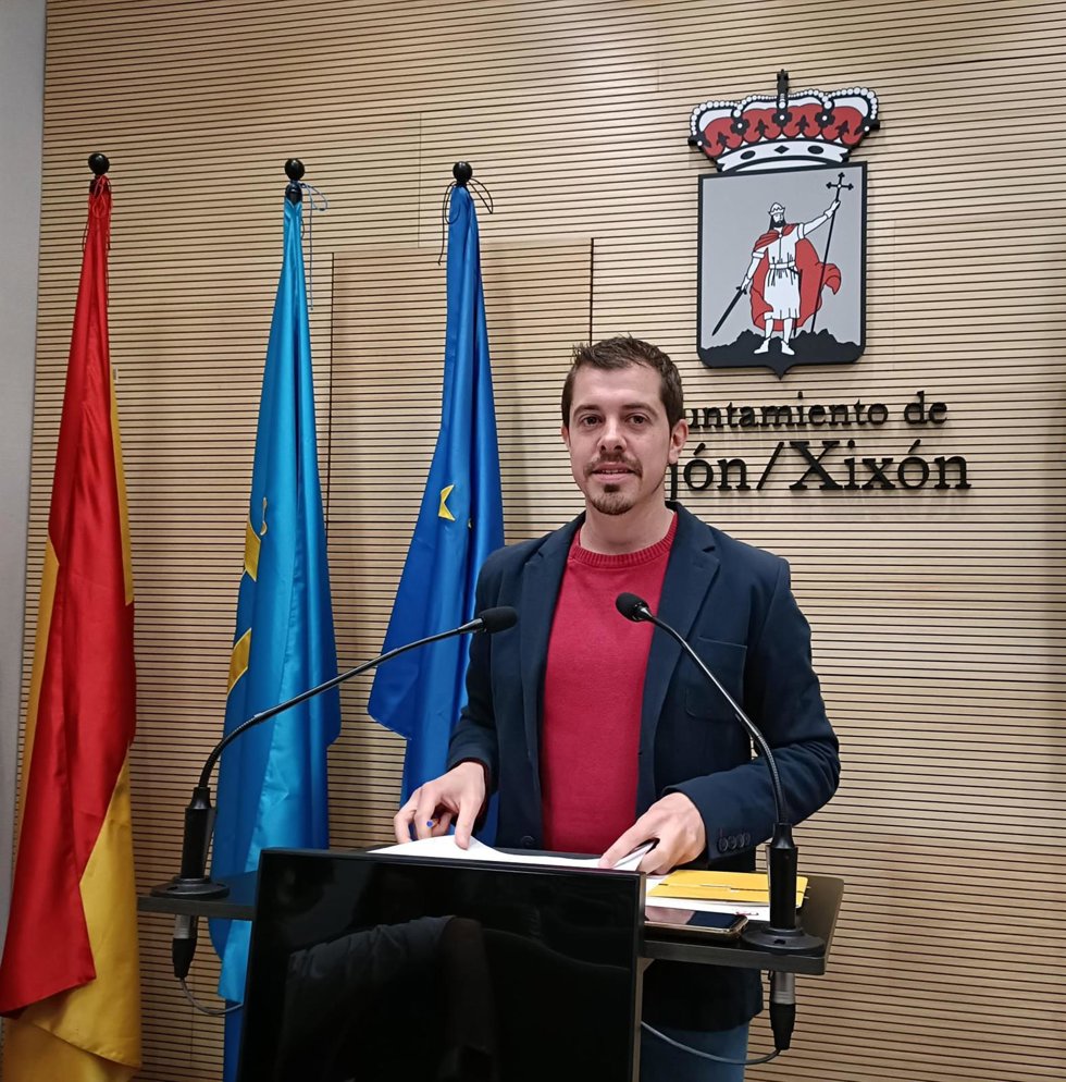 El portavoz de IU - Más País - IAS en el Ayuntamiento de Gijón, Javier Suárez Llana, en rueda de prensa en el Consistorio gijonés.
