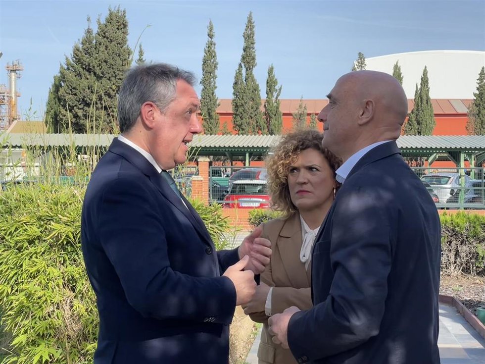 El secretario general del PSOE de Andalucía, Juan Espadas, en su visita a Cepsa, en Palos de la Frontera (Huelva).