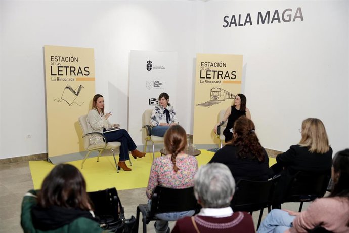 Las escritoras Silvia Hidalgo e Iris Borda en un encuentro literario en la Feria del Libro de La Rinconada.