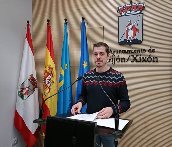 Archivo - Rueda de prensa del portavoz del Grupo Municipal de IU - Más País - IAS en el Ayuntamiento de Gijón, Javier Suárez Llana. (Archivo)