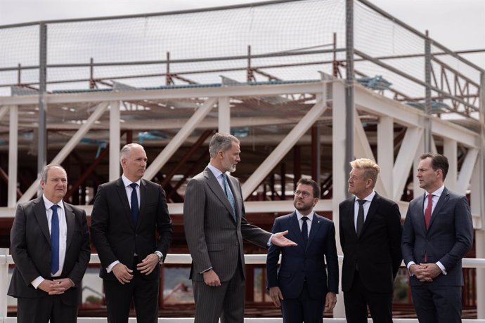 El Rey y el presidente catalán Pere Aragonès visitan las obras de la nueva planta de Seat en Martorell (Barcelona) junto al resto de autoridades