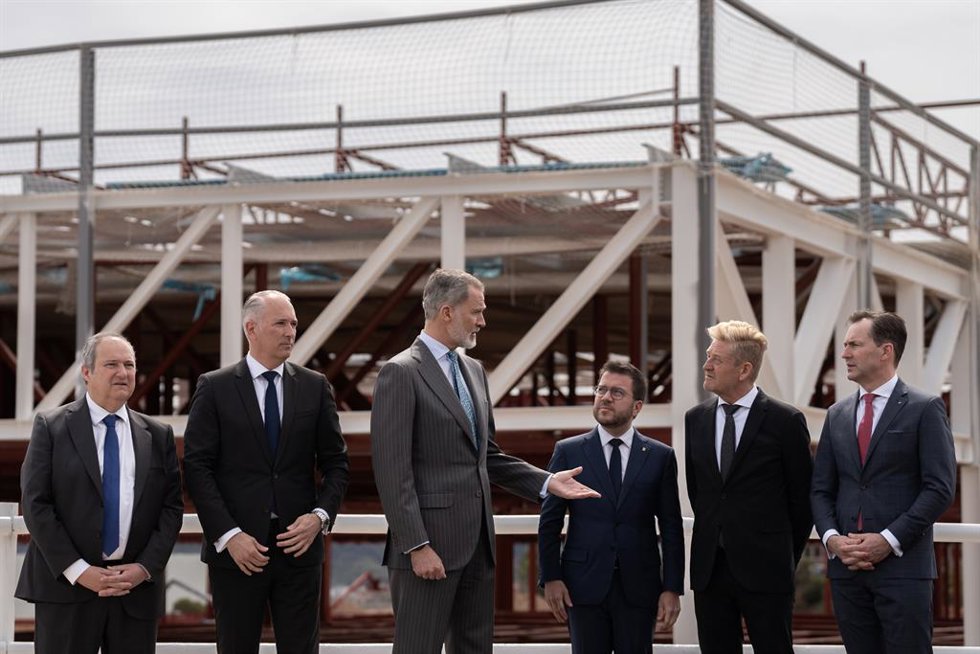El Rey y el presidente catalán Pere Aragons visitan las obras de la nueva planta de Seat en Martorell (Barcelona) junto al resto de autoridades