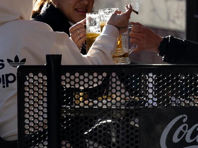 Archivo - Una persona fumando en una terraza.