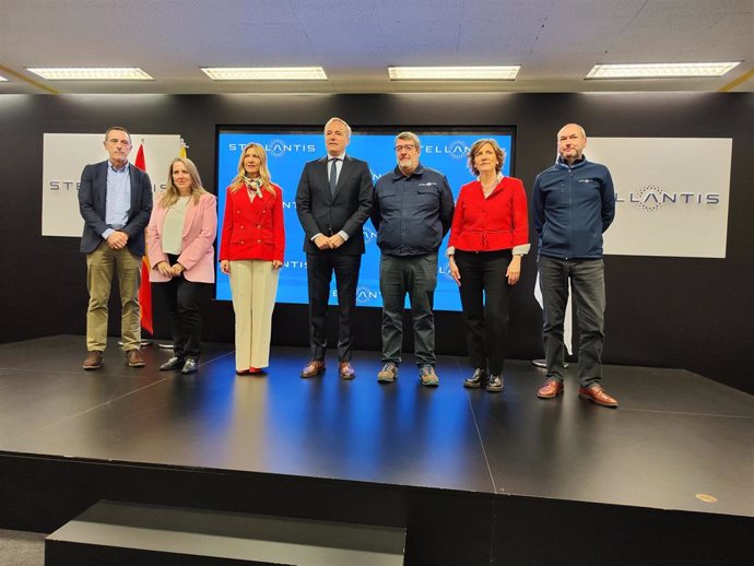 Presidente del Gobierno de Aragón, Jorge Azcón, la consejera de Economía, Empleo e Industria, Mar Vaquero, y el director de la planta de Stellantis en Figueruelas, José Luis Alonso, en la factoría