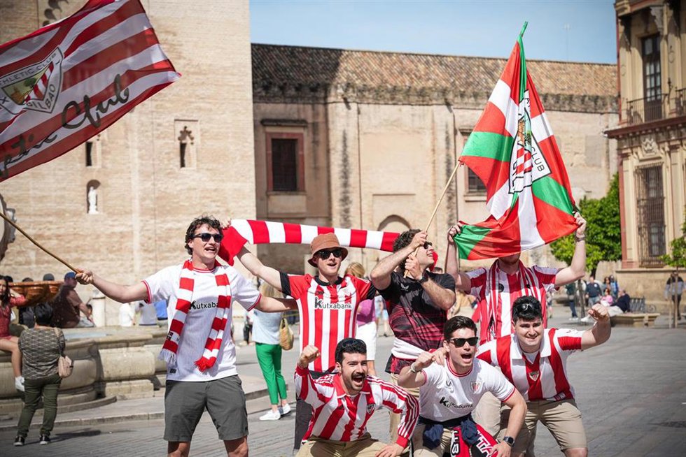 Aficionados del Athetic de Bilbao, junto a la Giralda.