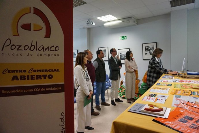 La delegada de Empleo, María Dolores Gálvez (segunda por la dcha.), durante el encuentro con los responsables del CCA Pozoblanco.