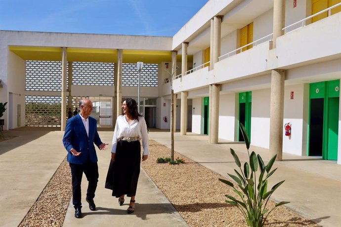 La consejera de Inclusión Social, Juventud, Familias e Igualdad, Loles López, junto al alcalde de Lepe (Huelva), Juan Manuel González, en la inauguración de la residencia para trabajadores temporeros.