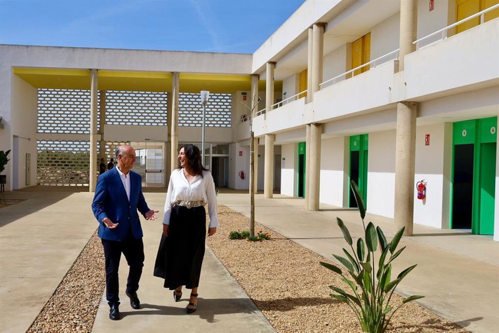 La consejera de Inclusión Social, Juventud, Familias e Igualdad, Loles López, junto al alcalde de Lepe (Huelva), Juan Manuel González, en la inauguración de la residencia para trabajadores temporeros.