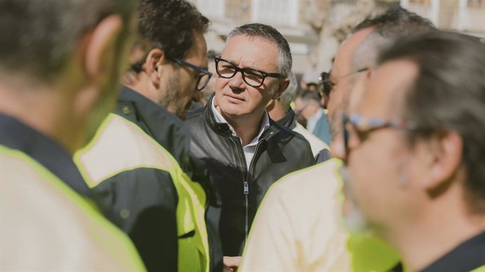 Manuel Gavira con representantes de los trabajadores de Acerinox.