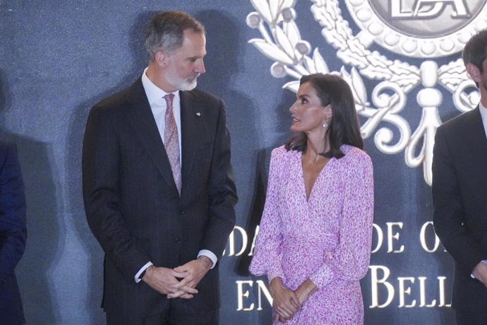 Los Reyes de España entregan los premios durante la entrega de las Medallas de Oro al Mérito en las Bellas Artes 2022  en el Palacio de Congresos, a 3 de abril de 2024 en Cádiz (Andalucía, España). Los Reyes de España presiden la entrega de las Medallas d