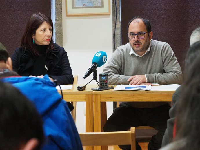 El presidente de la Mesa pola Normalización Lingüística, Marcos Maceira, y la diputada de Lingua de la Diputación de A Coruña, Soledad Agra, han presentado este viernes el Informe anual da Liña do Galego, correspondiente a 2023.