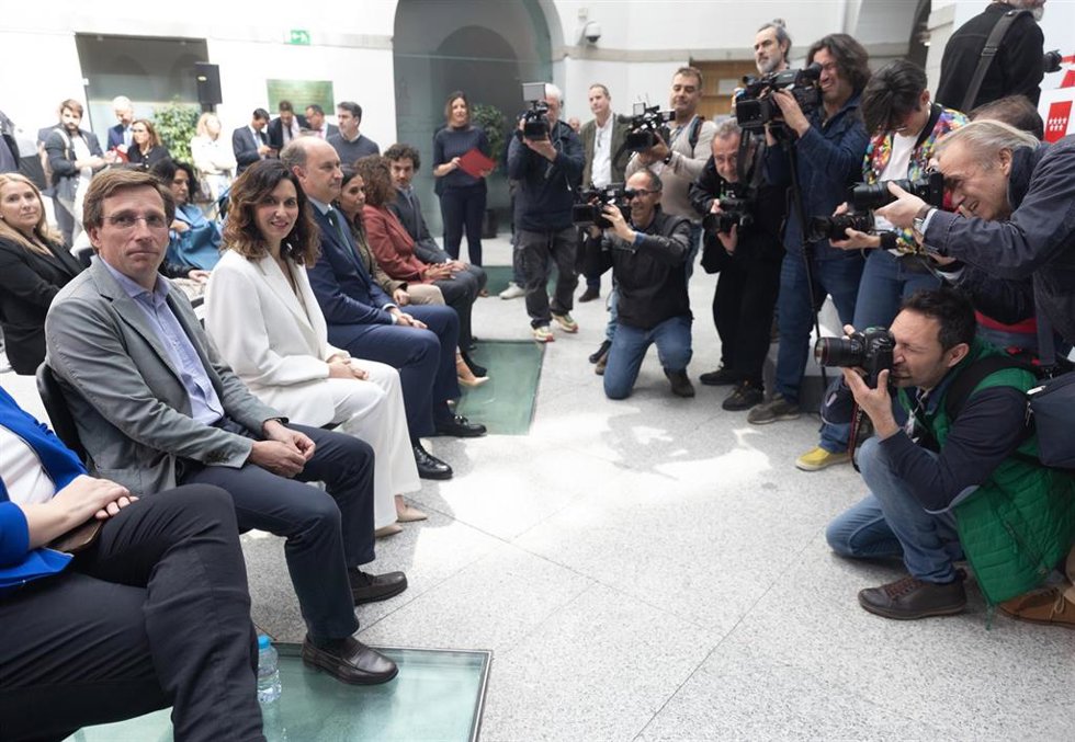 La presidenta de la Comunidad de Madrid, Isabel Díaz Ayuso, junto al alcale de Madrid en un acto en la Real Casa de Postas
