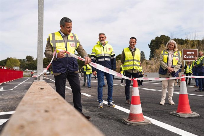 El consejero de Vivienda, Transportes e Infraestructuras, Jorge Rodrigo, inaugura el puente sobre el arroyo Culebro afectado por la DANA y La tormenta Aline
