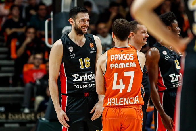 Archivo - El jugador de Olympiacos Kostas Papanikolaou saluda a Kevin Pangos (Valencia Basket) en Euroliga.