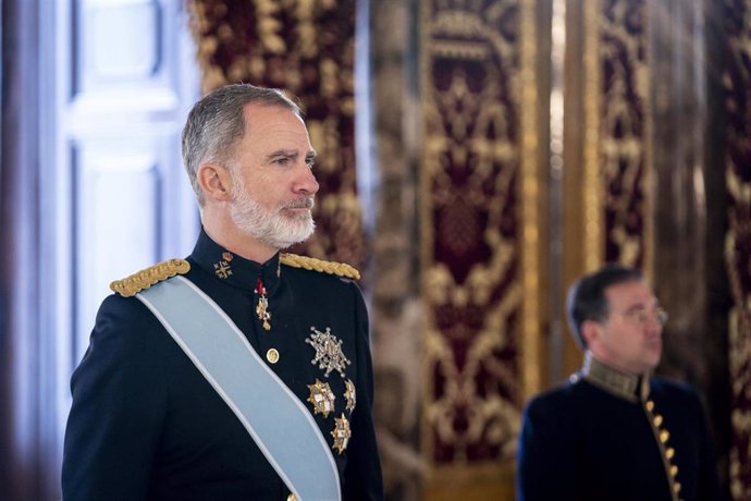 Archivo - El Rey Felipe VI (i) y el ministro de Asuntos Exteriores, Unión Europea y Cooperación, José Manuel Albares (d), durante el acto del recibimiento de las cartas credenciales, en el Palacio Real, a 12 de enero de 2024