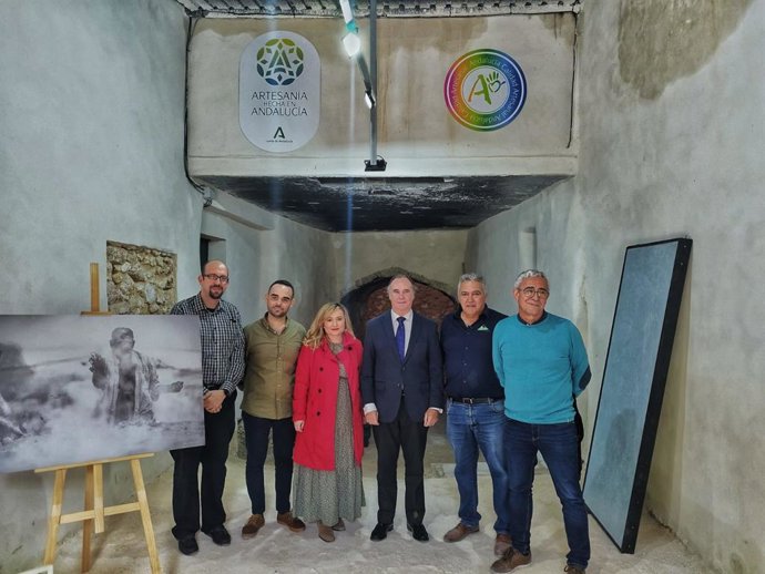 El delegado territorial de Empleo, Empresa y Trabajo Autónomo de la Junta de Andalucía en Sevilla, Antonio Augustín, durante su visita al Museo de la Cal de Morón de la Frontera.