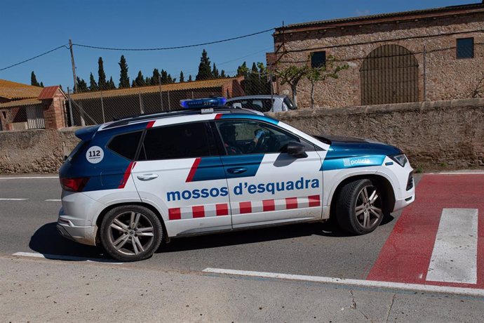 Coche de los Mossos d'Esquadra que lleva al detenido, a 3 de abril de 2024, en Albons, Girona, Catalunya, (España). 