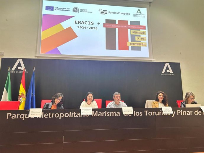 El delegado territorial de Inclusión Social, Juventud, Familias e Igualdad de la Junta de Andalucía en Cádiz, Alfonso Candón, en una reunión provincial por la Eracis+