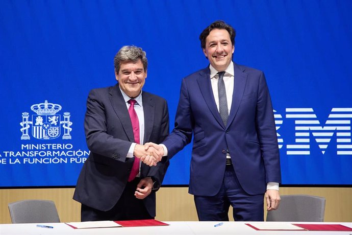 El ministro para la Transformación Digital y de la Función Pública, José Luis Escrivá (i), posa junto al vicepresidente de IBM y director de IBM Research, Darío Gil (d), en la sede del Ministerio, a 5 de abril de 2024, en Madrid (España).