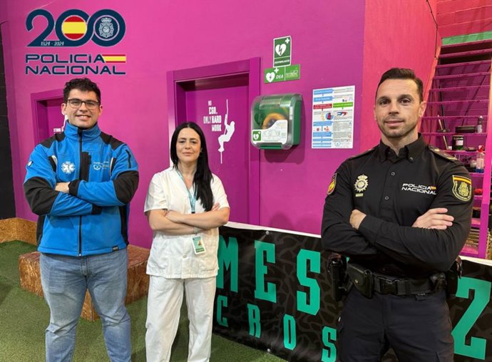 Personal que auxilió a un hombre tras sufrir una parada en un gimnasio de Almería.