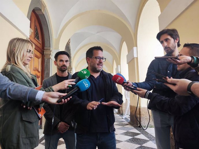 El portavoz de Adelante Andalucía, José Ignacio García, este viernes en Cádiz en declaraciones a los medios de comunicación.