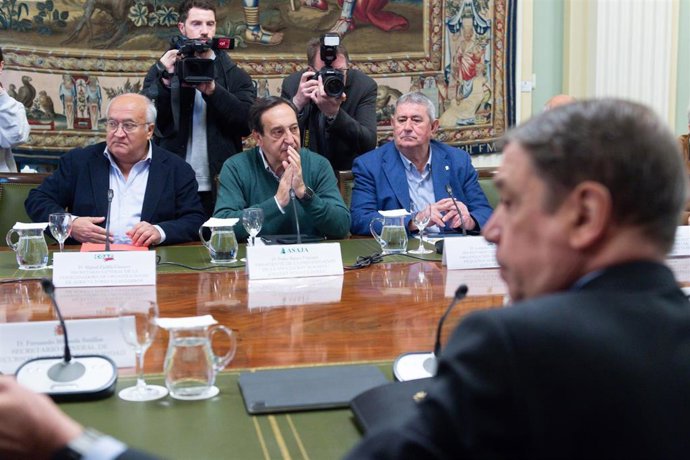 Archivo - (I-D) El secretario general de COAG, Miguel Padilla, el presidente de Asaja, Pedro Barato, y el secretario general de UPA, Lorenzo Ramos, durante la reunión que ha mantenido el ministro de Agricultura, Pesca y Alimentación, Luis Planas, 