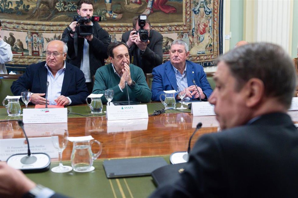 Archivo - (I-D) El secretario general de COAG, Miguel Padilla, el presidente de Asaja, Pedro Barato, y el secretario general de UPA, Lorenzo Ramos, durante la reunión que ha mantenido el ministro de Agricultura, Pesca y Alimentación, Luis Planas, 