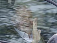 ¡Exclusiva! El Rey Juan Carlos llega a Madrid de lo más sonriente para la boda de Martínez-Almeida y Teresa Urquijo