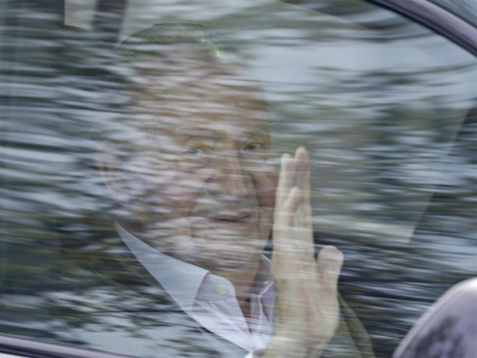 El Rey Juan Carlos, sonriente a su llegada a Madrid