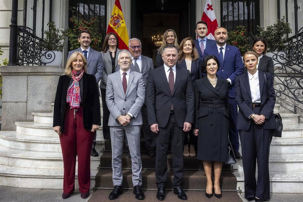 El ministro del Interior, Fernando Grande-Marlaska, se ha reunido en Madrid con su homólogo georgiano, Vakhtang Gomelauri, para firmar el convenio bilateral de reconocimiento mutuo y canje de los permisos de conducción