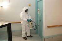 Operarios municipales intensifican los trabajos de limpieza en apartamentos municipales ante la presencia de larvas